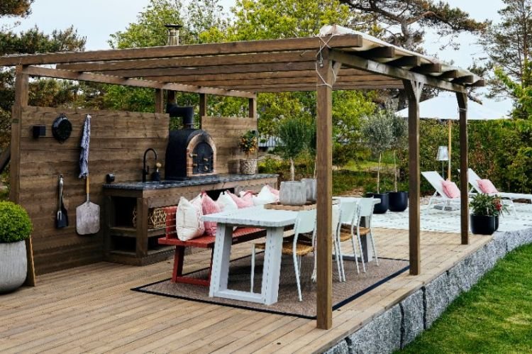 Outdoor Kitchens and Dining Areas