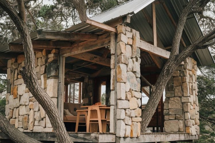 Rustic and Natural Tree House Styles